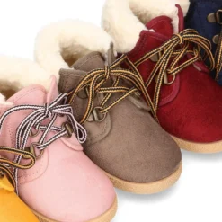 Botitas casual tipo montaña con cordones y BORREGO en Serratex.