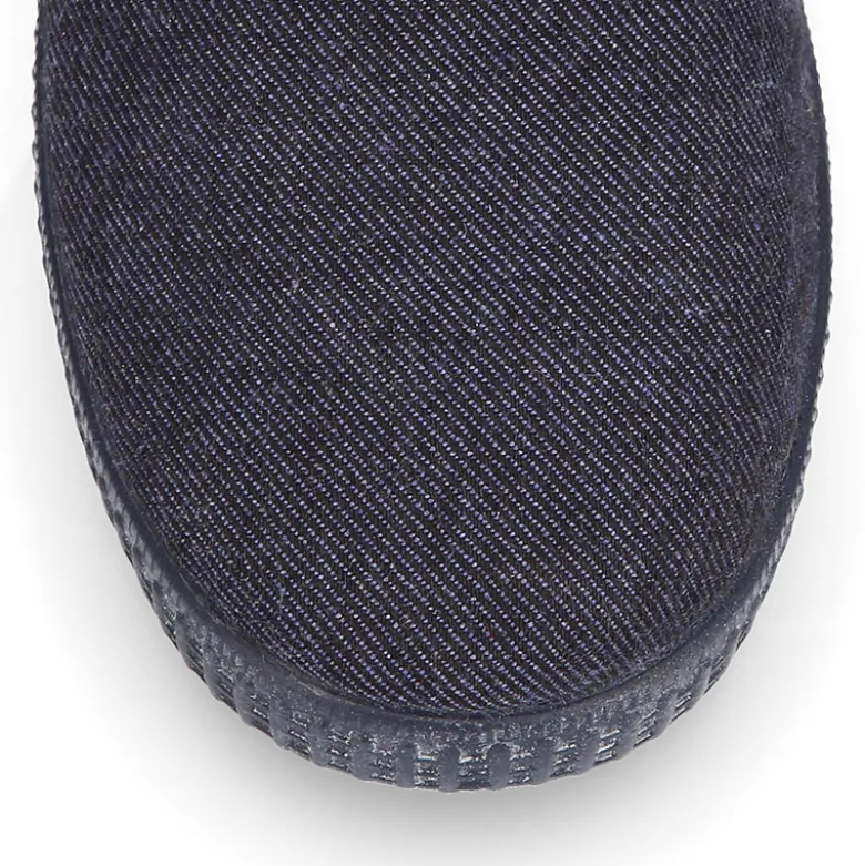 Botitas con cordones tipo bamba con diseño vaquero.