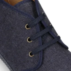 Botitas con cordones tipo bamba con diseño vaquero.