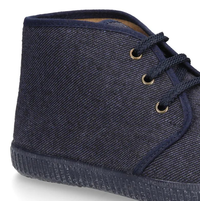 Botitas con cordones tipo bamba con diseño vaquero.
