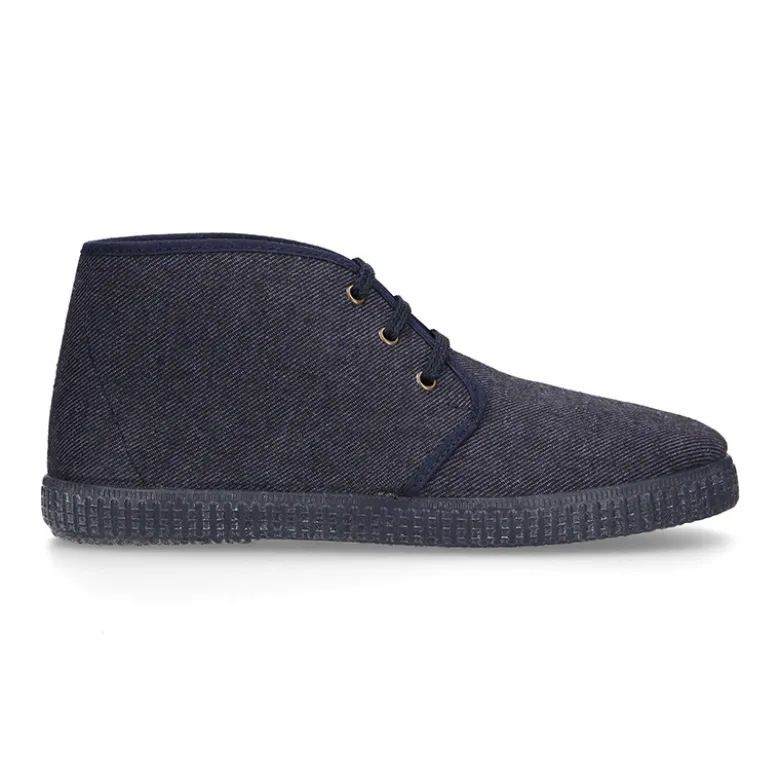 Botitas con cordones tipo bamba con diseño vaquero.