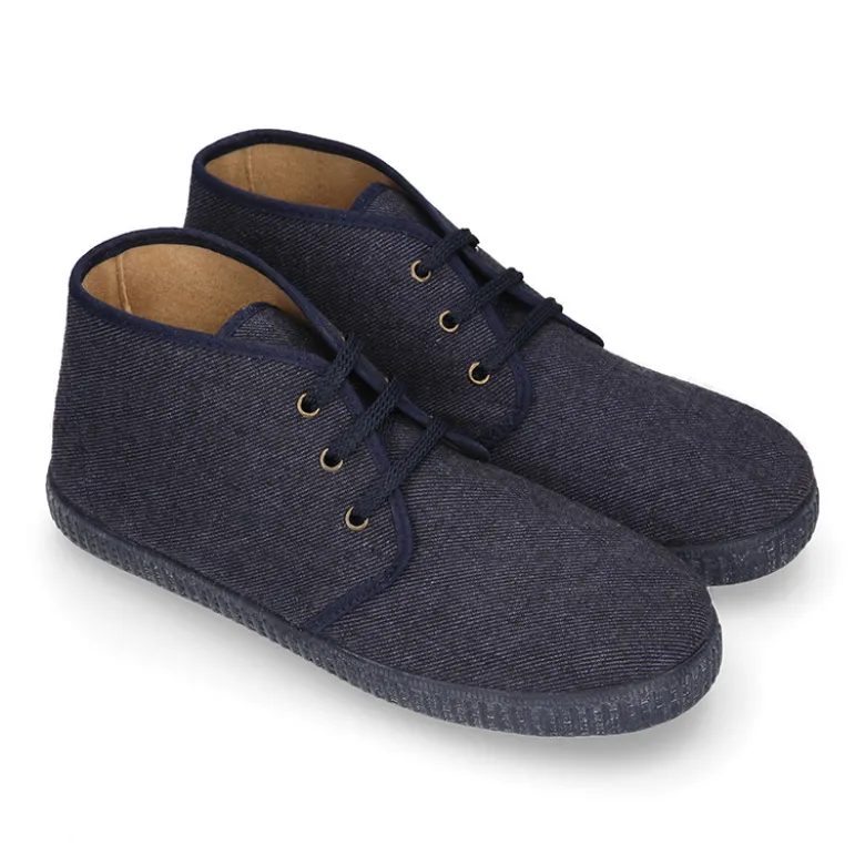 Botitas con cordones tipo bamba con diseño vaquero.