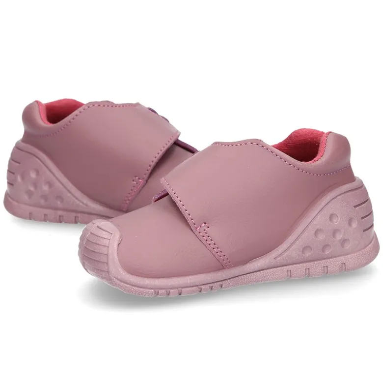 Botita sin cordones, con puntera y talonera con Mariposa en piel lavable.