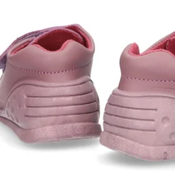Botita sin cordones, con puntera y talonera con Mariposa en piel lavable.