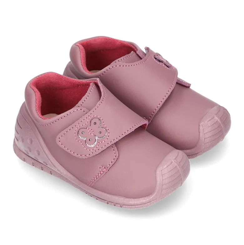 Botita sin cordones, con puntera y talonera con Mariposa en piel lavable.