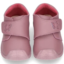 Botita sin cordones, con puntera y talonera con Mariposa en piel lavable.