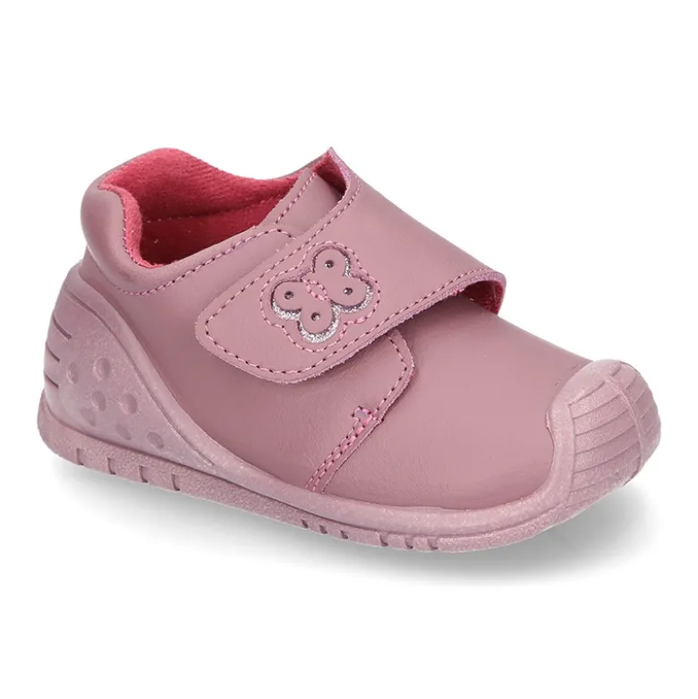 Botita sin cordones, con puntera y talonera con Mariposa en piel lavable.