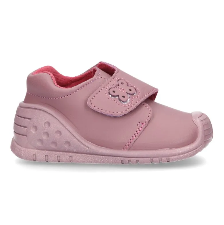 Botita sin cordones, con puntera y talonera con Mariposa en piel lavable.