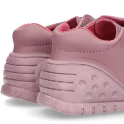 Botita sin cordones, con puntera y talonera con Mariposa en piel lavable.