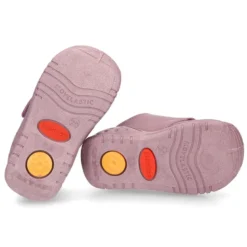 Botita sin cordones, con puntera y talonera con Mariposa en piel lavable.