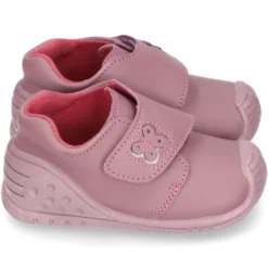 Botita sin cordones, con puntera y talonera con Mariposa en piel lavable.