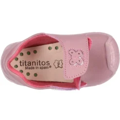 Botita sin cordones, con puntera y talonera con Mariposa en piel lavable.