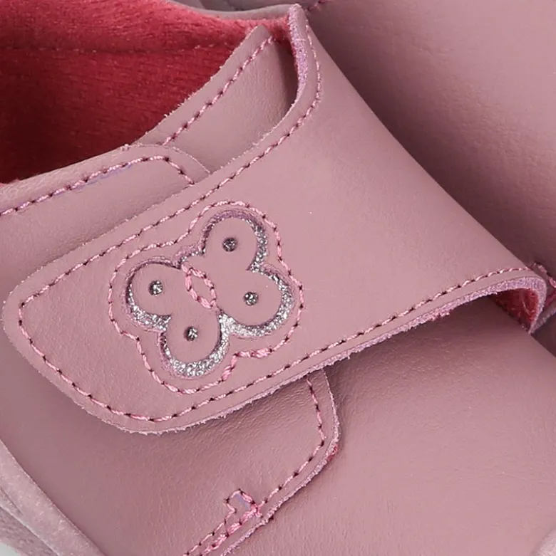 Botita sin cordones, con puntera y talonera con Mariposa en piel lavable.