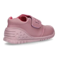 Botita sin cordones, con puntera y talonera con Mariposa en piel lavable.
