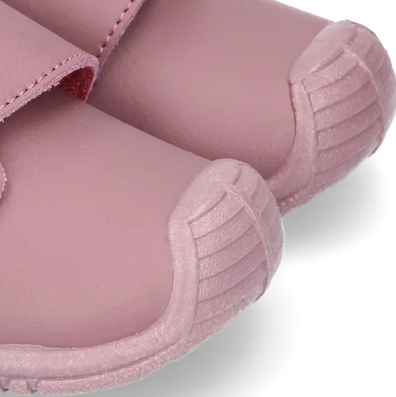 Botita sin cordones, con puntera y talonera con Mariposa en piel lavable.