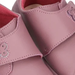 Botita sin cordones, con puntera y talonera con Mariposa en piel lavable.