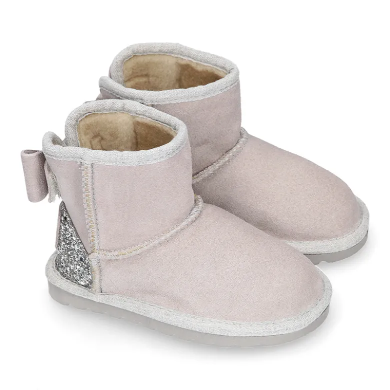 Botitas niña tipo Australianas niña en piel serraje con LAZO y GLITTER.