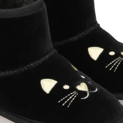 Botitas tipo Australianas niña en terciopelo negro con diseño GATITO.