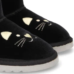 Botitas tipo Australianas niña en terciopelo negro con diseño GATITO.