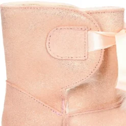 Botitas tipo Australianas niña con diseño con POMPONES en piel serraje metalizado.