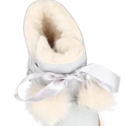 Botitas tipo Australianas niña con diseño con POMPONES en piel serraje metalizado.