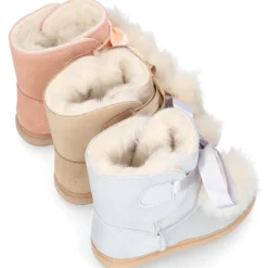 Botitas tipo Australianas niña con diseño con POMPONES en piel serraje metalizado.