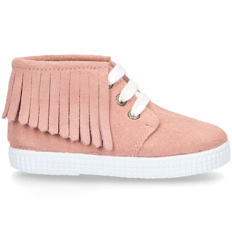 Botita tipo bamba con cordones y flecos en piel serraje.
