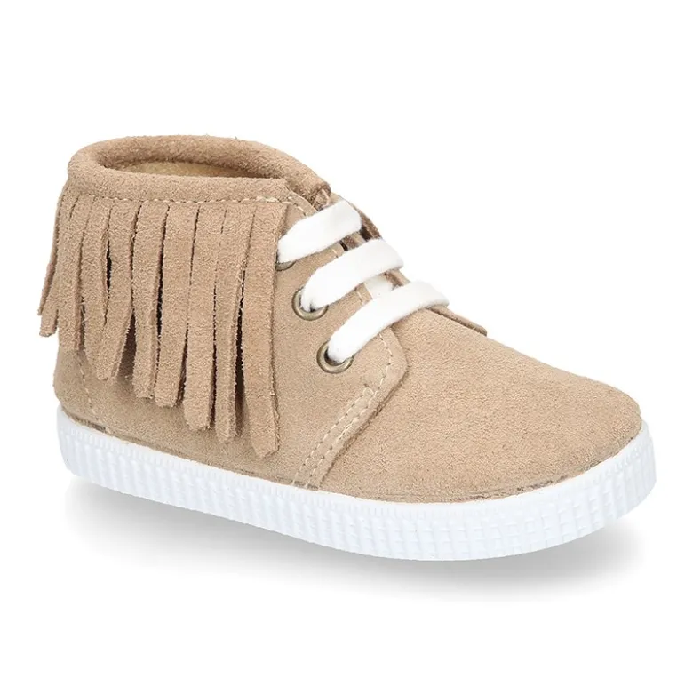Botita tipo bamba con cordones y flecos en piel serraje.