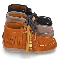 Botita tipo INDIA con flecos y cordones en piel serraje.
