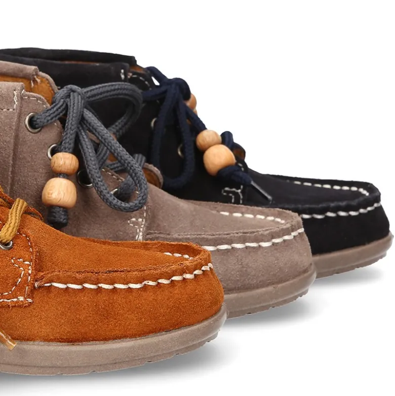 Botita tipo INDIA con flecos y cordones en piel serraje.