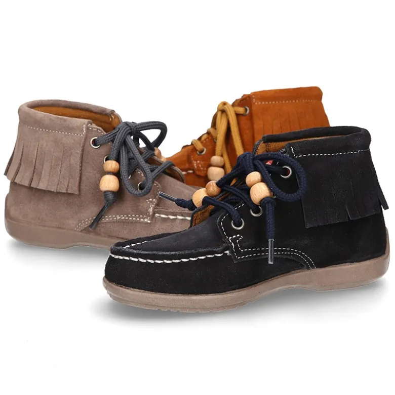 Botita tipo INDIA con flecos y cordones en piel serraje.