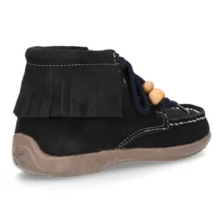 Botita tipo INDIA con flecos y cordones en piel serraje.