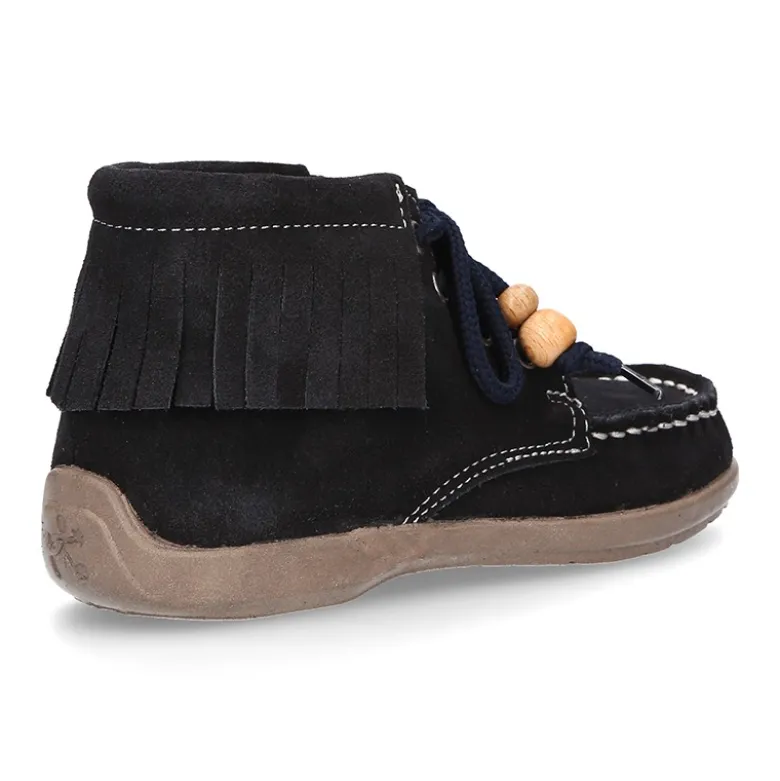 Botita tipo INDIA con flecos y cordones en piel serraje.