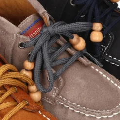 Botita tipo INDIA con flecos y cordones en piel serraje.