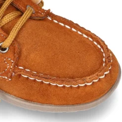 Botita tipo INDIA con flecos y cordones en piel serraje.