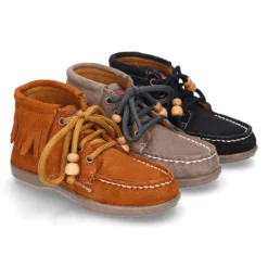 Botita tipo INDIA con flecos y cordones en piel serraje.