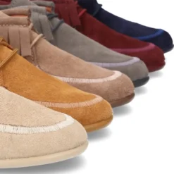 Botita tipo Wallabee con cordones y FLECOS en serraje.