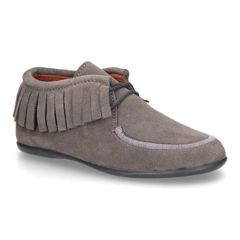 Botita tipo Wallabee con cordones y FLECOS en serraje.