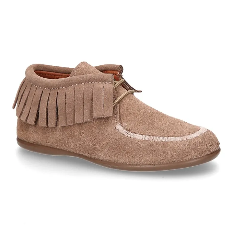 Botita tipo Wallabee con cordones y FLECOS en serraje.