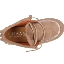 Botita tipo Wallabee con cordones y FLECOS en serraje.