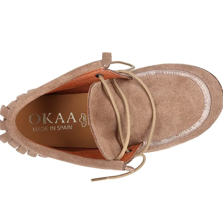 Botita tipo Wallabee con cordones y FLECOS en serraje.