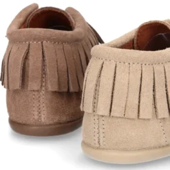 Botita tipo Wallabee con cordones y FLECOS en serraje.