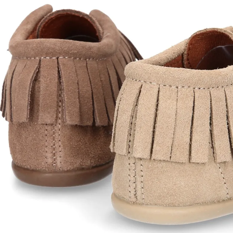 Botita tipo Wallabee con cordones y FLECOS en serraje.