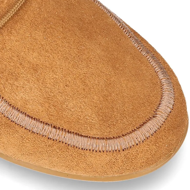Botita tipo Wallabee con cordones y FLECOS en serraje.