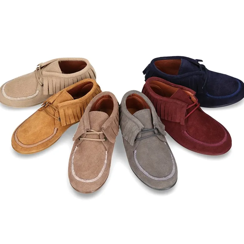 Botita tipo Wallabee con cordones y FLECOS en serraje.