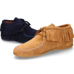 Botita tipo Wallabee con cordones y FLECOS en serraje.
