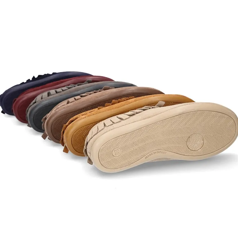 Botita tipo Wallabee con cordones y FLECOS en serraje.