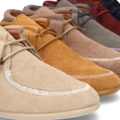 Botita tipo Wallabee con cordones y FLECOS en serraje.