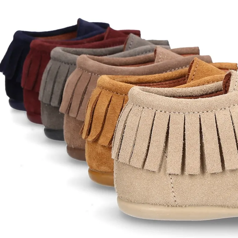 Botita tipo Wallabee con cordones y FLECOS en serraje.