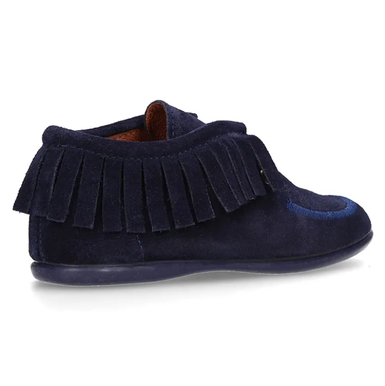Botita tipo Wallabee con cordones y FLECOS en serraje.